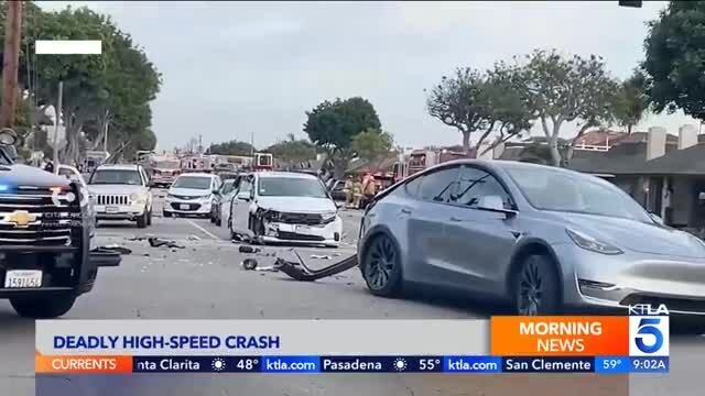 Xe Tesla lao như bay qua ngã tư đâm 6 xe khác