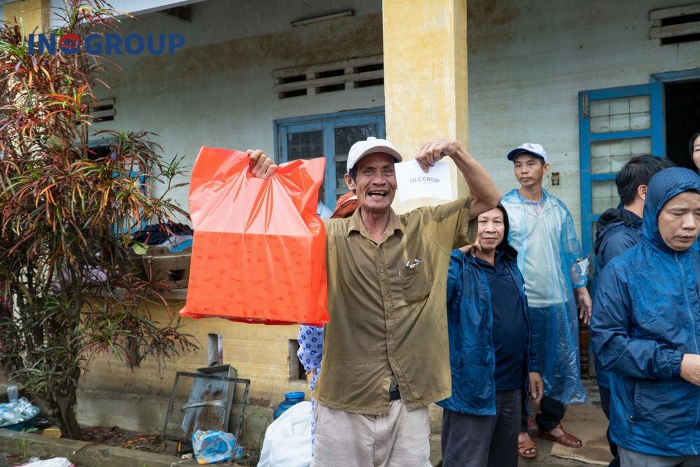 Hành trình "ngược gió" về miền Trung: Tập đoàn INOGROUP trao yêu thương đến bà con vùng lũ - Ảnh 4. Hành trình "ngược gió" về miền Trung: Tập đoàn INOGROUP trao yêu thương đến bà con vùng lũ - Ảnh 4.