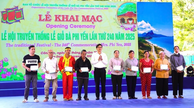 Du khách nước ngoài háo hức được tham gia Lễ giỗ Bà Phi Yến lần thứ 240 - Ảnh 3.