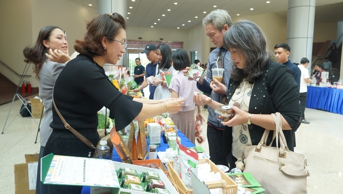 Ký kết tiêu thụ thực phẩm an toàn giữa 6 tỉnh, thành khu vực phía Nam - Ảnh 3.