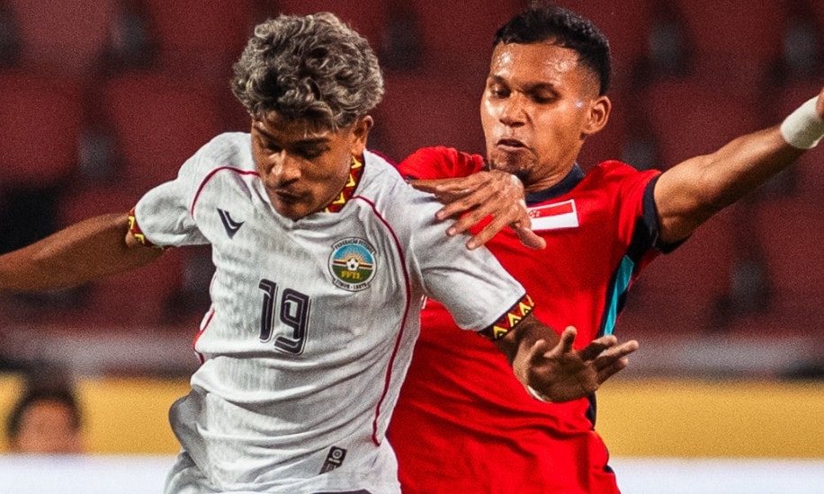 U22 Timor Leste (áo trắng) đánh bại U22 Singapore.