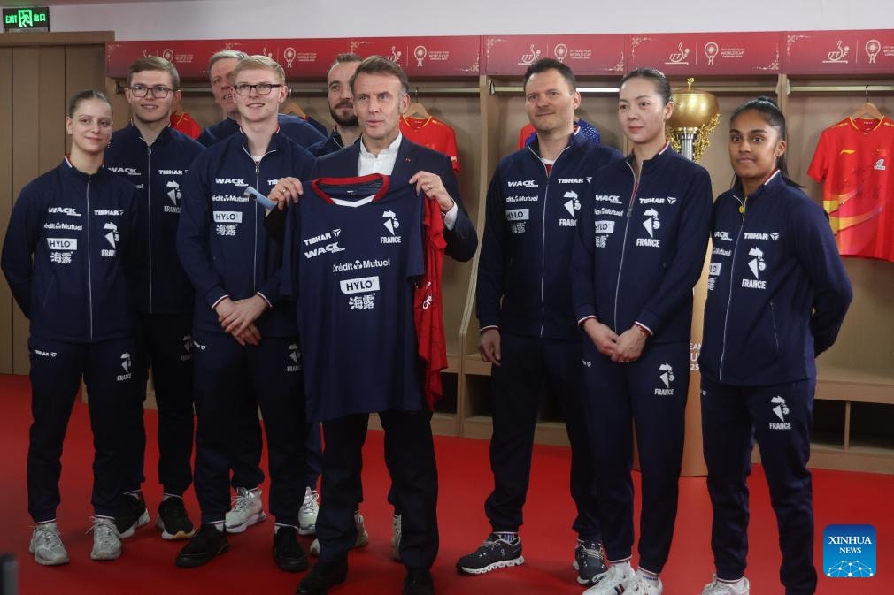 Tổng thống Pháp Emmanuel Macron đã gặp các vận động viên bóng bàn Trung Quốc và Pháp đang tham dự Giải World Cup Đồng đội Hỗn hợp ITTF 2025 tại Thành Đô.