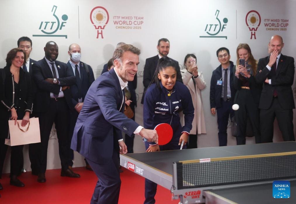 Tổng thống Pháp chơi bóng bàn ở Trung Quốc, gặp các vận động viên. (Ảnh: Tân Hoa xã)