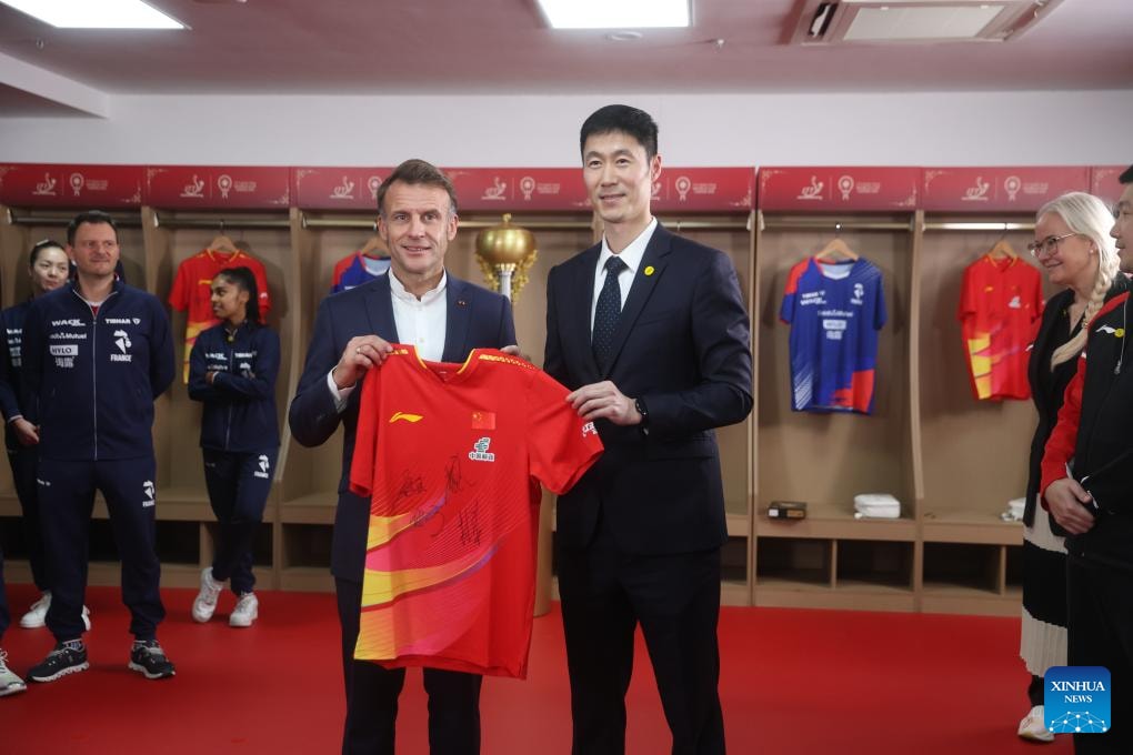 Trong buổi gặp gỡ, ông Macron đã nhận áo thi đấu từ cả đội tuyển Trung Quốc và đội tuyển Pháp.