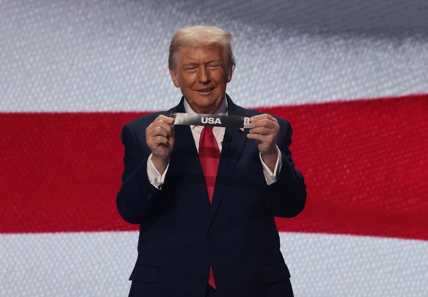 Ông Trump thực hiện thủ tục bốc thăm tượng trưng. (Ảnh: Reuters)