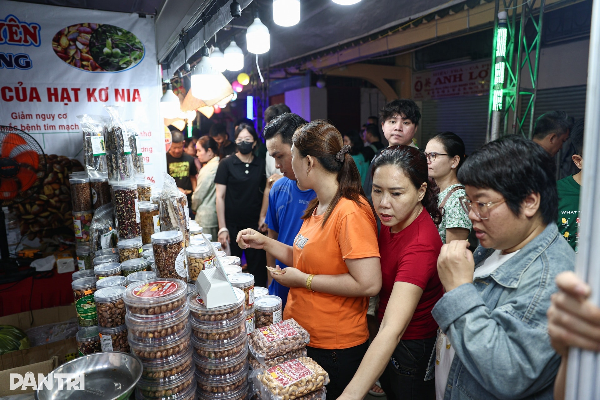 Phố đêm nhộn nhịp ở chợ cổ gần 100 năm tuổi tại TPHCM - 9 Phố đêm nhộn nhịp ở chợ cổ gần 100 năm tuổi tại TPHCM - 9