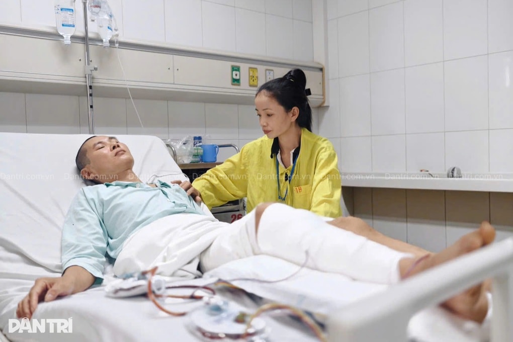 Dập nát chân do cuốn vào máy gặt, người bố 3 con xin “cắt chân cho đỡ khổ” - 3