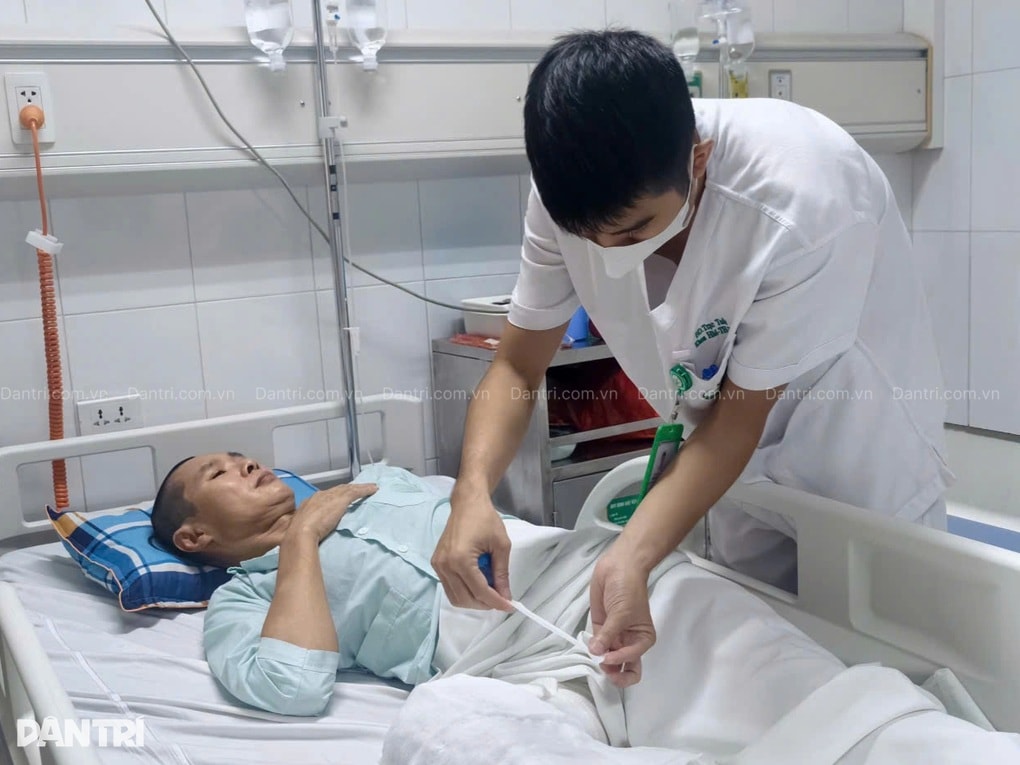 Dập nát chân do cuốn vào máy gặt, người bố 3 con xin “cắt chân cho đỡ khổ” - 1