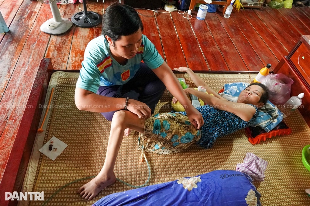 Gia đình trời đày, cha mất, mẹ cắt bỏ chân, được giúp hơn 173 triệu đồng - 2 Gia đình trời đày, cha mất, mẹ cắt bỏ chân, được giúp hơn 173 triệu đồng - 2