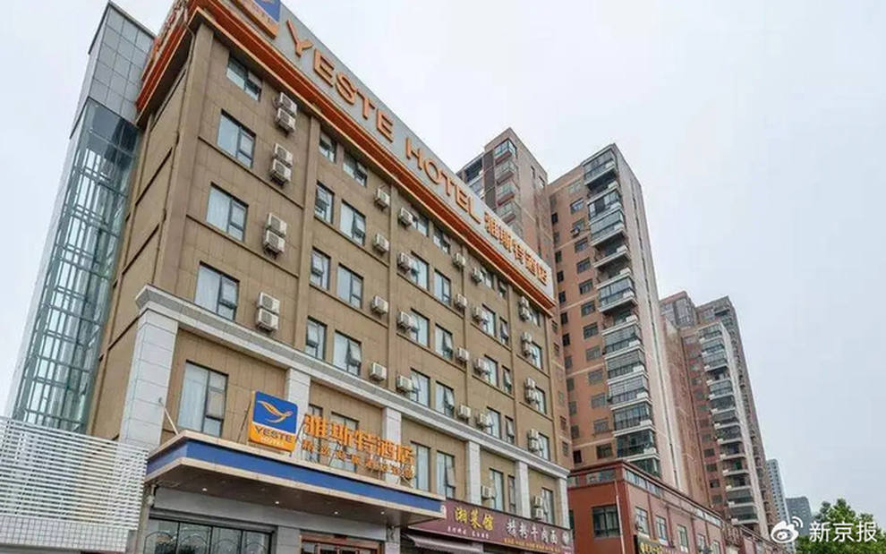 Khách tử vong ở khách sạn, lễ tân nhận thuốc cấp cứu nhưng không giao - 1