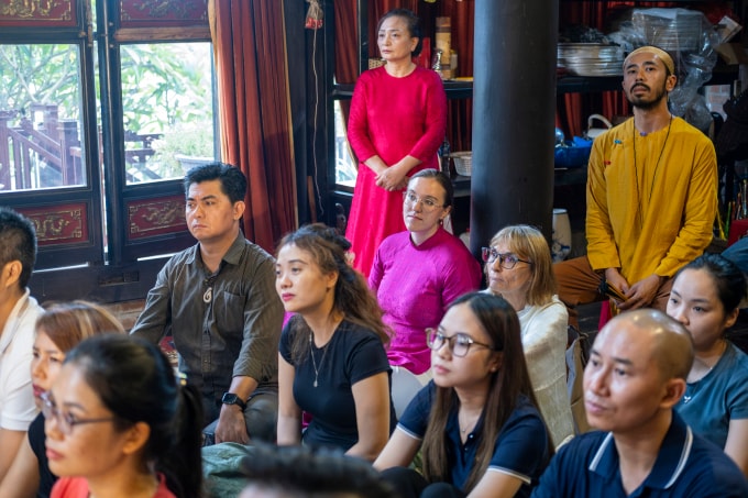 Khách quốc tế xem hầu đồng ở Việt Nam. Ảnh: Giang Huy