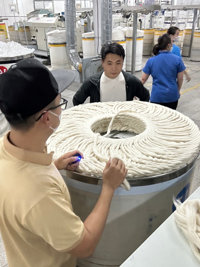 Nam làm việc với các nhà máy để biến sơ dứa thành sợi để có thể dệt vải, tháng 11/2025. Ảnh: Phan Văn Đức
