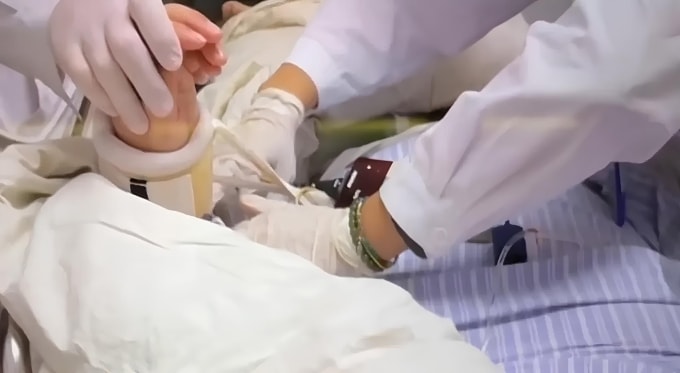 Cô Jiang đang nằm phòng ICU tại Bệnh viện Hoa Tân Tân Hoa. Ảnh: QQ