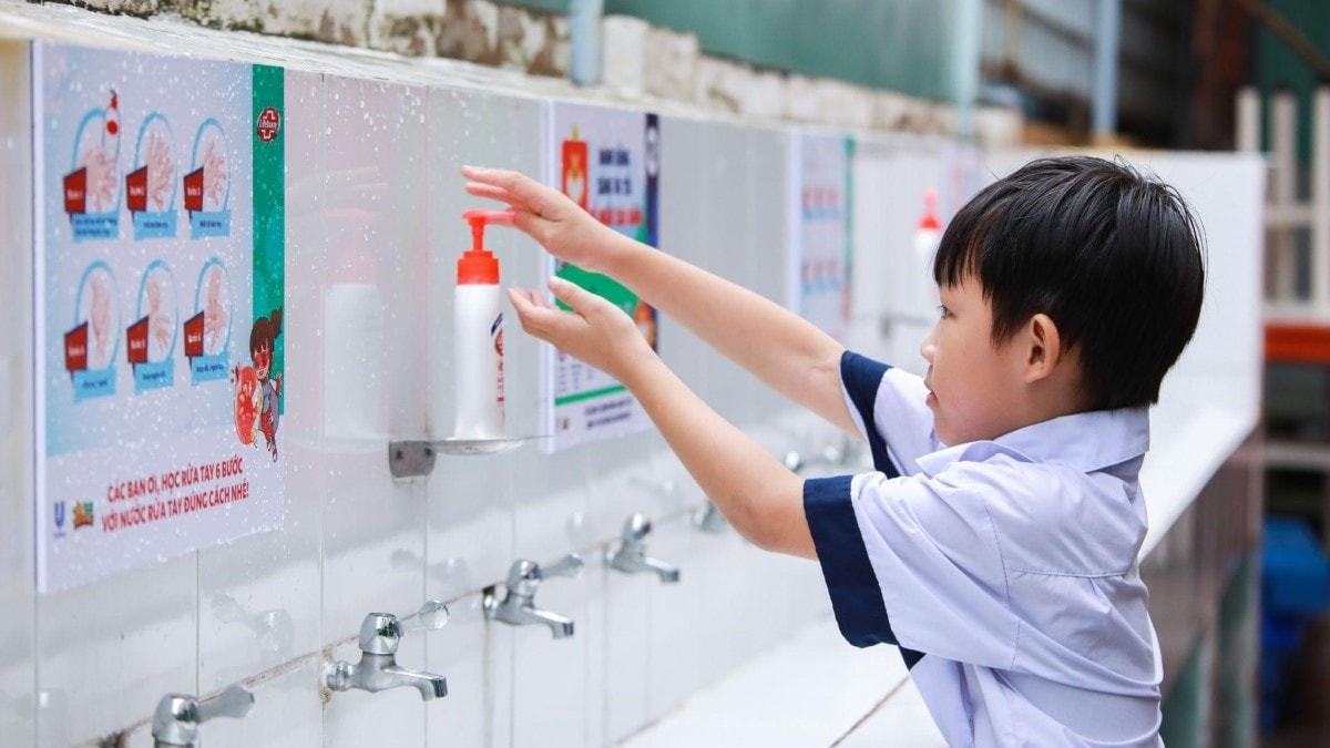 Lifebuoy có mặt tại các trường học, cùng các em học sinh rửa tay đúng cách. Ảnh: Unilever