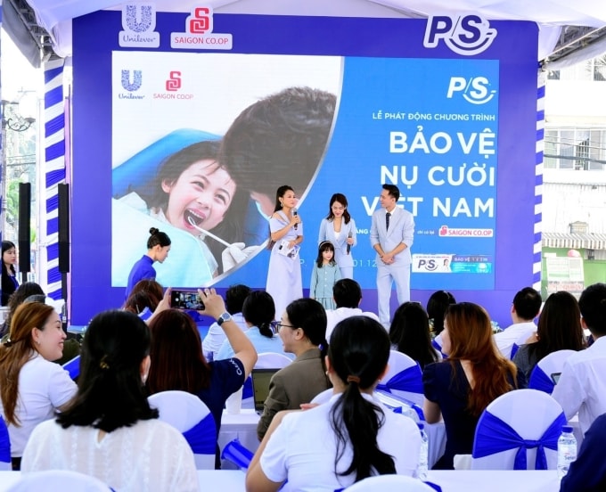 P/S hợp tác cùng người nổi tiếng trong chuỗi sự kiện khám và tư vấn miễn phí về sức khỏe răng miệng từ tháng 11/2023 đến 1/2024 tại hệ thống 45 siêu thị Co.op Mart trên cả nước. Ảnh: Unilever