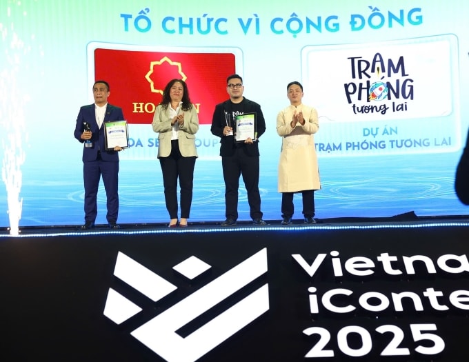 Bà Nguyễn Thị Bích Vân cùng nhà báo Xuân Tân trao giải Tổ chức vì cộng đồng cho đại diện Hoa Sen Group (bìa trái) và dự án Trạm phóng tương lai (thứ hai từ phải sang) nhận. Ảnh: Quỳnh Tùng