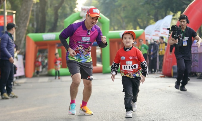 NSND Xuân Bắc đồng hành cùng các em nhỏ tại Kun Marathon Hà Nội ngày 29/11. Ảnh: VnExpress Marathon