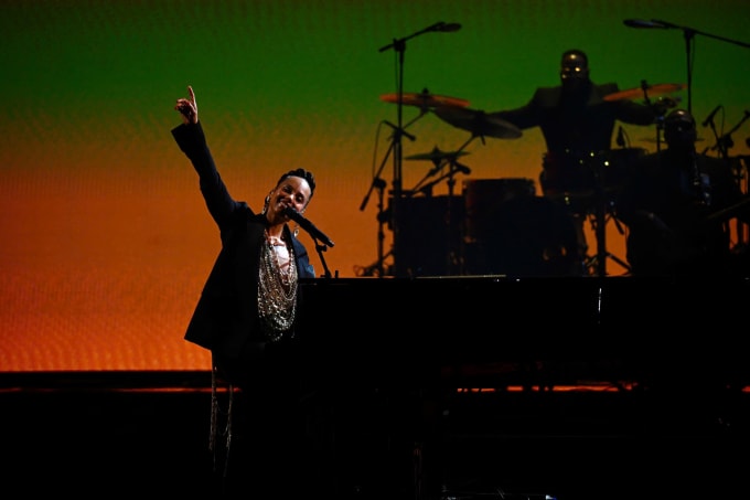 Alica Keys bên cây đàn piano. Ảnh: Giang Huy