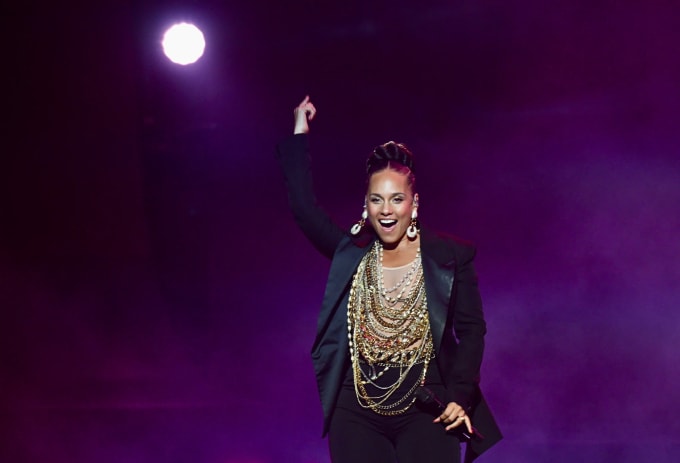 Ca sĩ Alicia Keys trên sân khấu Nhà hát Hồ Gươm. Ảnh: Giang Huy