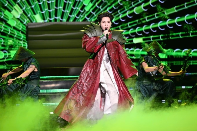 Đức Phúc biểu diễn trong lễ trao giải VinFuture 2025. Ảnh: Giang Huy