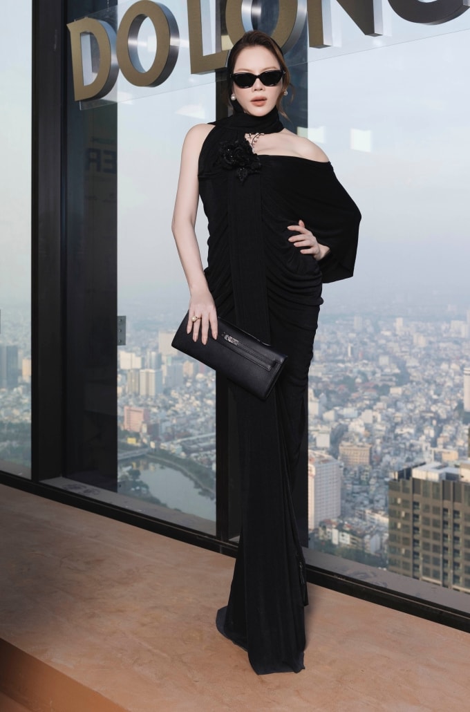 Nhà thiết kế Đỗ Long đón hàng trăm khách mời showbiz tham dự sow diễn Emerge, tối 5/12. Lý Nhã Kỳ - người chị thân thiết của anh - mặc trang phục lệch vai kết hợp kính râm dự sự kiện.