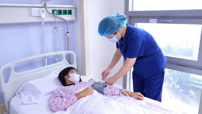 Bệnh nhi 14 tuổi phát hiện chảy máu não từ cơn đau đầu thoáng qua. Ảnh: Mai Hằng