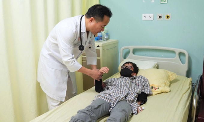 Bác sĩ Tuyến thăm khám cho bệnh nhi 8 tuổi. Ảnh: Mai Hằng