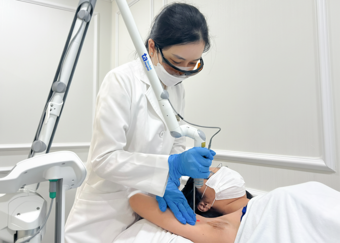 Bác sĩ sử dụng laser pico để làm giảm thâm sạm vùng nách cho chị Nhung. Ảnh: Bệnh viện Đa khoa Tâm Anh