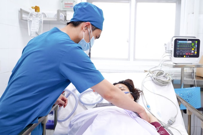 Bệnh nhân đang được điều trị tại Khoa Hồi sức tích cực chống độc, Bệnh viện Nhân dân Gia Định. Ảnh: Minh Toàn