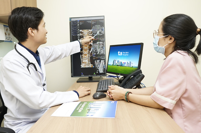 Bác sĩ Thắng tư vấn cho người bệnh. Ảnh minh họa: Bệnh viện Đa khoa Tâm Anh