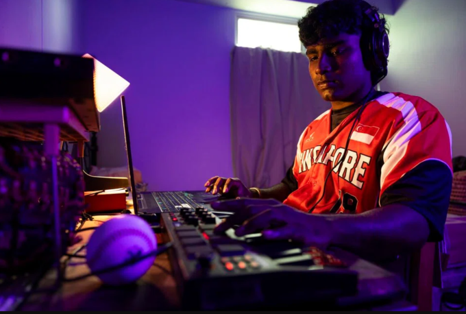 Hans Pereira, 23 tuổi, bén duyên với việc tạo beat từ năm 2018 sau khi nghe một ca khúc của Tyler, The Creator trong phim hoạt hình The Grinch. Ảnh: The Straits Times
