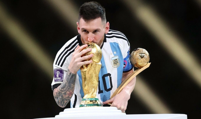 Messi hôn lên Cup vàng FIFA sau khi nhận Quả Bóng Vàng World Cup 2022 trên sân Lusai ngày 18/12/2022. Ảnh: AFP