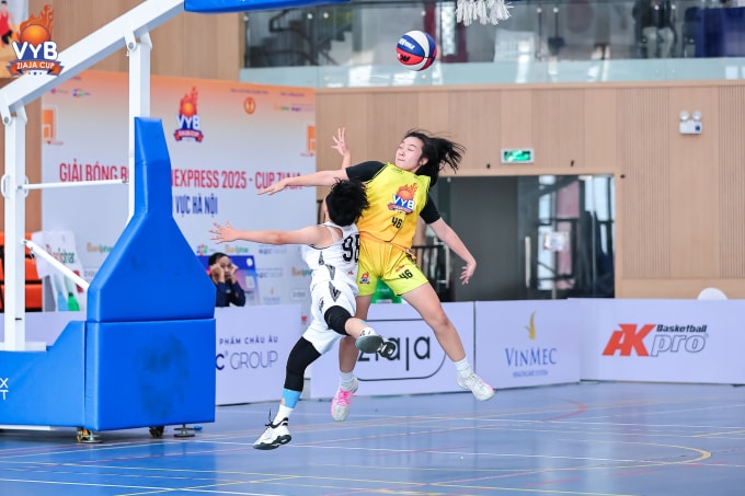 Minh Hà (số 46, vàng) trong trận Việt Đức gặp Phan Đình Phùng, tại bán kết Giải bóng rổ trẻ VnExpress, tại Cung thiếu nhi Hà Nội cơ sở 2, hôm 30/11. Ảnh: VYB