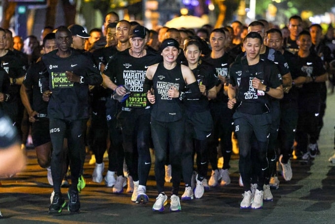 Hoàng hậu Suthida (giữa) tham dự giải chạy Amazing Thailand Marathon Bangkok 2025 vào ngày 30/11. Ảnh: Royal World Thailand