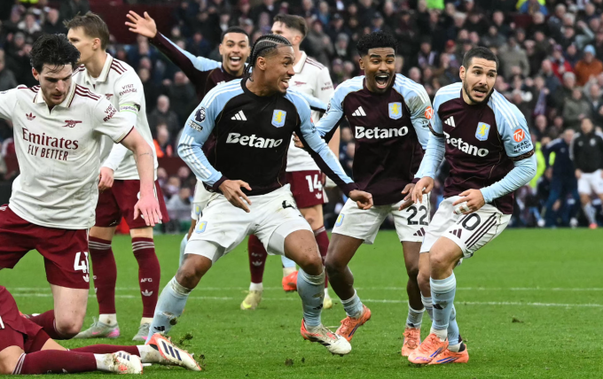 Emiliano Buendía (phải) mừng bàn ấn định tỷ số, trong trận Aston Villa thắng Arsenal 2-1 ở vòng 15 Ngoại hạng Anh trên sân Villa Park, Birmingham, Anh ngày 6/12/2025. Ảnh: AFP