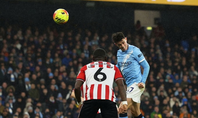 Tình huống Phil Foden đánh đầu ghi bàn. Ảnh: Reuters