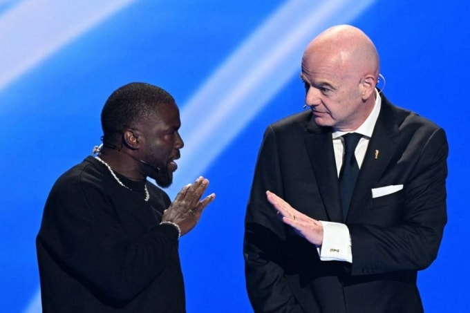 Infantino (phải) ngăn Hart tiết lộ bí mật trong lễ bốc thăm tại Mỹ tối 5/12. Ảnh: AFP