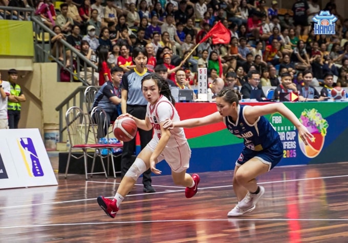 Minh Hà dẫn bóng trong trận Việt Nam gặp Thái Lan, tại vòng loại giải bóng rổ U16 châu Á. Ảnh: NVCC