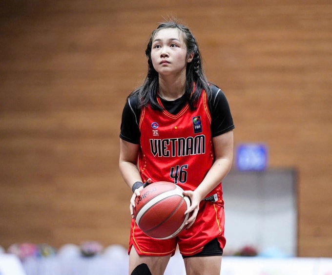 Minh Hà trong màu áo Việt Nam, tại vòng loại giải bóng rổ U16 châu Á hồi tháng 5/2025. Ảnh: NVCC