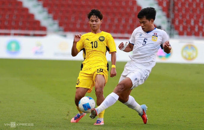 Trung vệ Lào Phetdavanh Somsanid (số 5) thi đấu trong trận thua Malaysia 1-4 ở lượt hai bảng B bóng đá nam SEA Games 33, trên sân Rajamangala ở Bangkok, Thái Lan ngày 6/12/2025. Ảnh: Đức Đồng