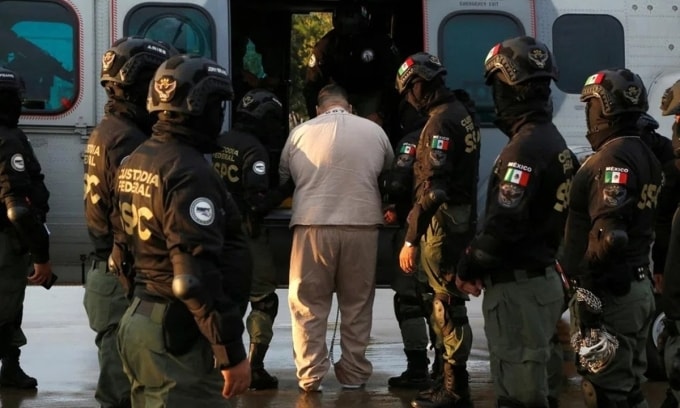 Thành viên lực lượng liên bang Mexico áp giải một tù nhân để dẫn độ sang Mỹ ở Almoloya de Juarez, Mexico, hôm 12/8. Ảnh: Reuters