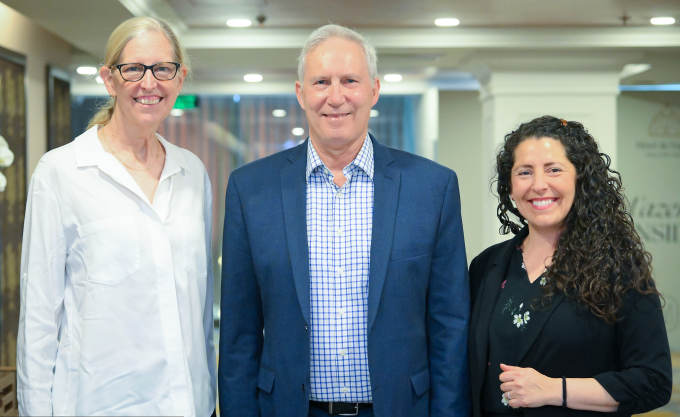 GS Maura L. Gillison, TS John T. Schiller và TS Aimee R. Kreimer (từ trái qua) đến Hà Nội trước ngày nhận giải. Ảnh: Loan Trần