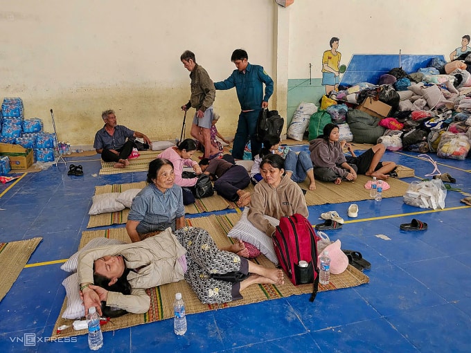Người dân vùng ngập ở phường Tây Nha Trang được hỗ trợ di tản đến nhà đa năng trường tiểu học Vĩnh Hiệp. Ảnh: Bùi Toàn