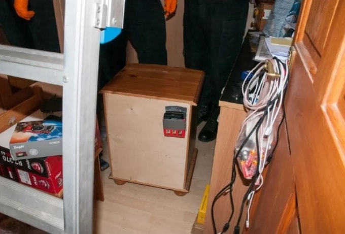 Bốn ổ cứng giấu ở mặt sau tủ. Ảnh: Kent Police