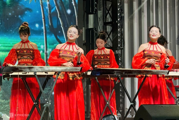 Học sinh Hệ thống giáo dục Nguyễn Bỉnh Khiêm, Hà Nội biểu diễn nhạc cụ dân tộc, chiều 5/12. Ảnh: Dương Tâm