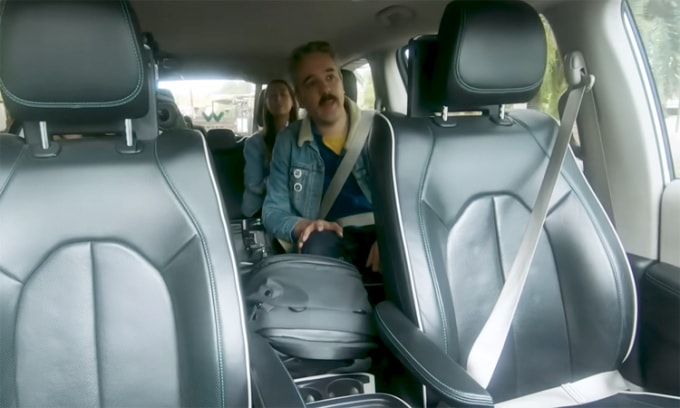 Khách hàng trải nghiệm dịch vụ xe tự lái ở Mỹ. Ảnh: Verge