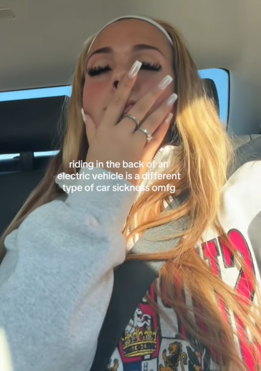 Người phụ nữ trông có vẻ không khỏe ở hàng ghế sau một xe điện. Ảnh: Julia Rose