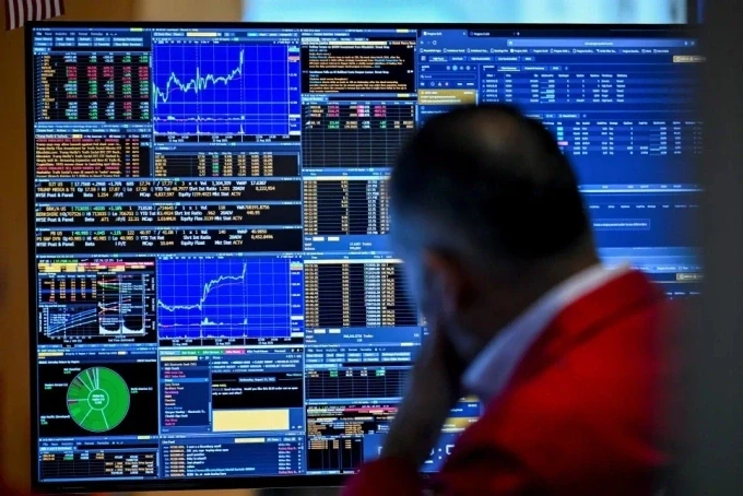 Nhân viên giao dịch làm việc tại sàn chứng khoán New York, ngày 13/8. Ảnh: AFP