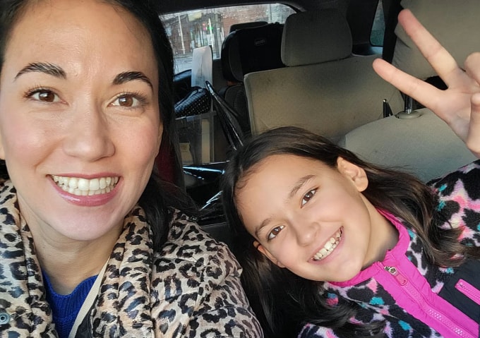 Mizu Pope và mẹ, Lizz Pope, tại bang Massachusetts. Ảnh: WSJ