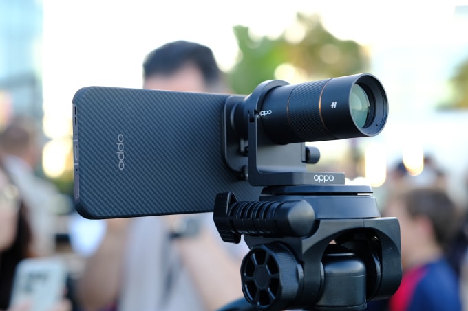 Ống kính tele zoom gắn rời trên Find X9 Pro.